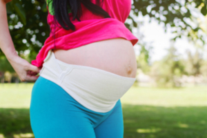 妊娠線予防マタニティガードルと腹帯の着用