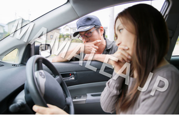 車で悩む女性と業者